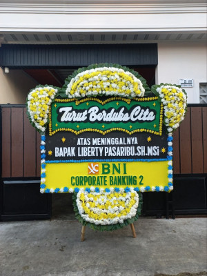 Papan Bunga Duka di Pagar Dewa