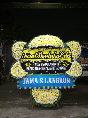 Papan Bunga Duka di Pagar Dewa