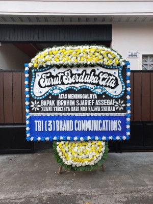 Papan Bunga Duka di Pagar Dewa